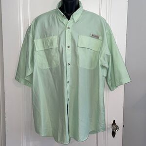Columbia light green nylon short sleeve vented shirt
